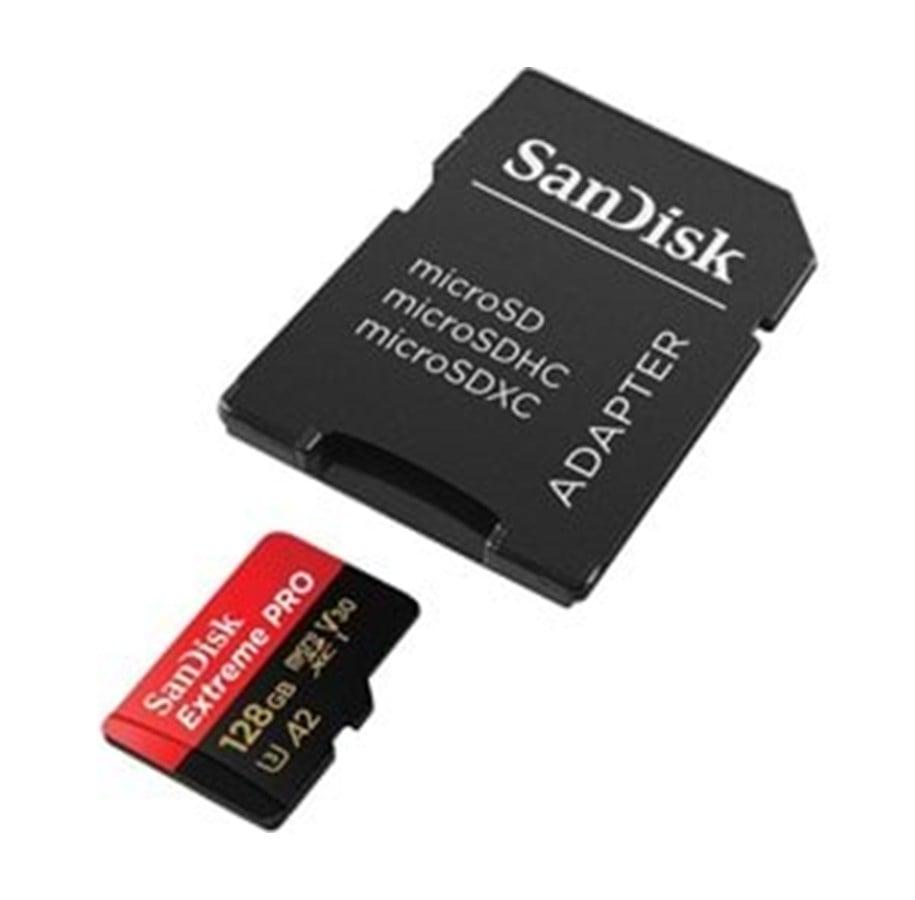SanDisk Extreme PRO microSDXC-kort på 128 GB ved siden af den medfølgende SD-adapter